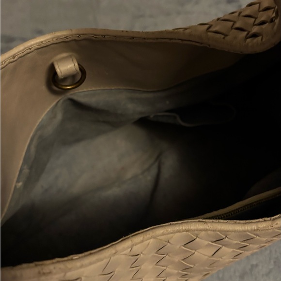 Bottega Veneta Cream Hobo Bag with Woven Leather and Curved Design - Picture 6 of 10